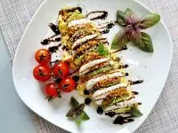 Скрэмбл из перепелиных яиц с авокадо и моцареллой