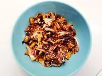 Теплый имбирный салат из краснокочанной капусты