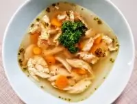 Легкий куриный бульон с майораном