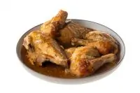 Курица с имбирем в капустных листьях