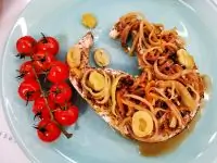 Стейк из рыбы-меча с луком-пореем, тушенным в вине