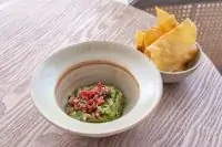 Гуакамоле с томатной сальсой