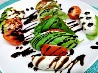 Классический салат капрезе с майораном