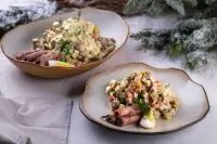 Оливье с языком и говяжьей грудинкой