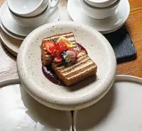 Медовик с черемуховой мукой, вареньем из ежевики и сезонными ягодами