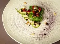 Салат латук, фаршированный креветками, на цукини