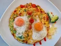 Сырная яичница с брокколи