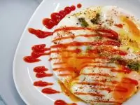 Луковая яичница с соусом песто