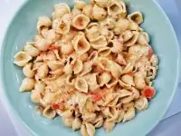 Конкилье с соусом песто и горгонзолой