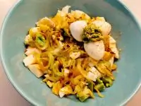 Луковый салат из яиц и авокадо