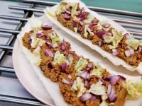 Брускетта из пекинской капусты с паштетом и луком