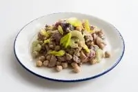 Салат с нутом и виноградом