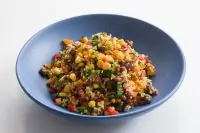 Протеиновый салат с киноа и фасолью