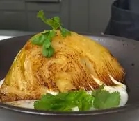 Капуста с соусом из голубого сыра