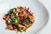 Постный салат с грибами, шпинатом и орехами