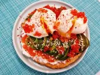 Сэндвич с яйцами пашот, авокадо и семгой