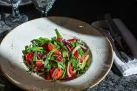 Салат с томатами, луком и тархуном