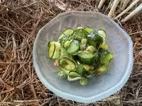 Салат из малосольных огурцов и цукини