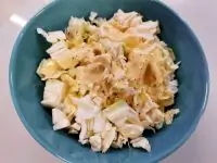 Салат из капусты со свежим авокадо