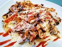 Томатная яичница с сыром и специями