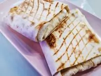 Сырный сэндвич с помидорами на гриле