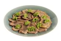 Вареный язык с зеленой сальсой