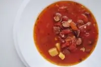 Томатный суп с колбасками