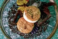 Сэндвичи с овсяным печеньем и мороженым от Фиби