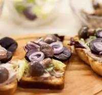 Брускетта с курицей и свеклой