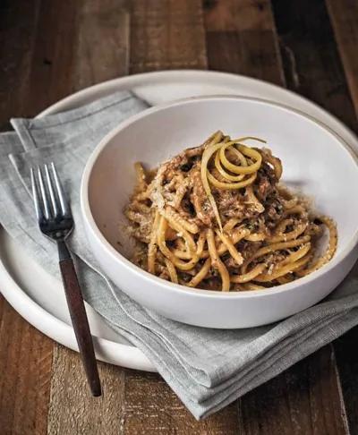 Паста с рагу из телячьей голяшки