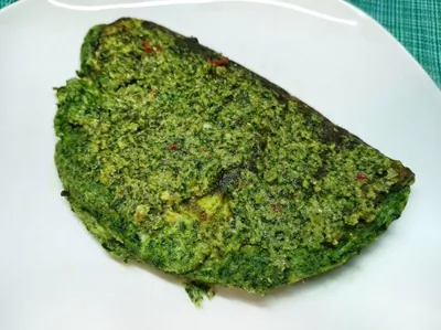 Сырный омлет со шпинатом и соусом песто