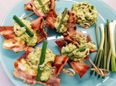 Закуска из сала с соусом из авокадо