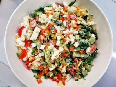 Капустный салат с яйцами и авокадо