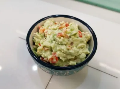 Классическое гуакамоле с помидорами черри