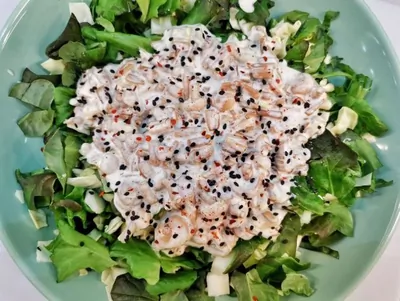 Сливочный салат с грибами шимеджи