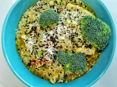 Карри суп с кальмаром и брокколи