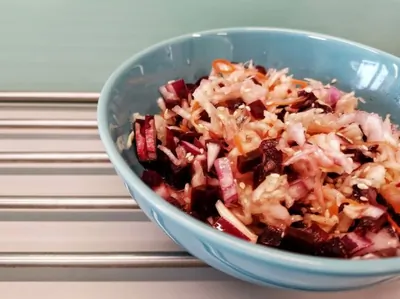 Розовый салат из квашеной капусты с луком и свеклой