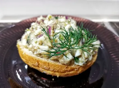 Бутерброд с яично-шпротной намазкой