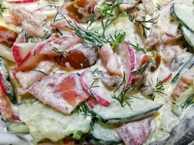 Сытный деревенский салат со сметаной