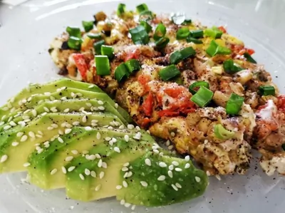 Яичница с тремя видами лука и овощами