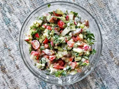 Южный салат с авокадо в сметанном соусе