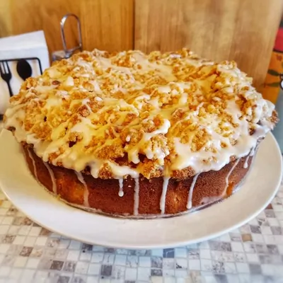 Пирог с персиками, штрейзелем и сахарной глазурью