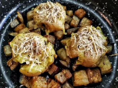 Запеченный картофель с сыром и баклажанами