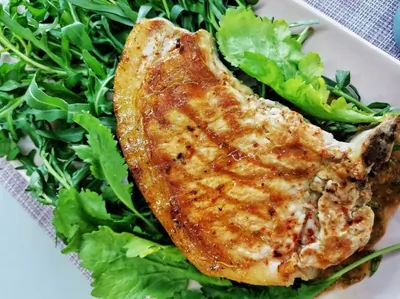 Пикантный стейк из свиной корейки