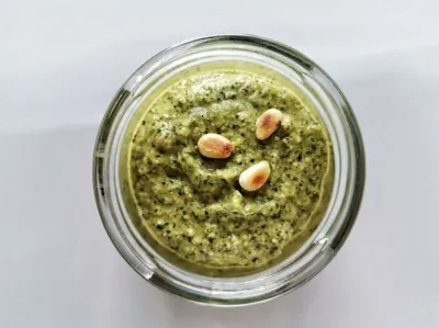 Песто из свежих трав с ароматными приправами