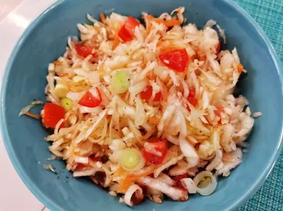 Салат из квашеной капусты с помидором и луком