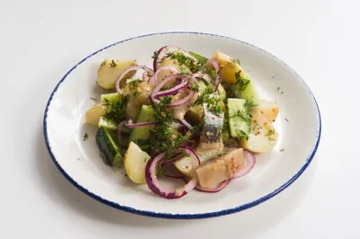 Салат из молодой картошки с селедкой и медово-горчичным соусом