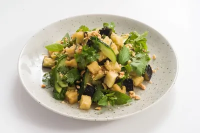 Азиатский салат с хрустящими баклажанами, кинзой и арахисом