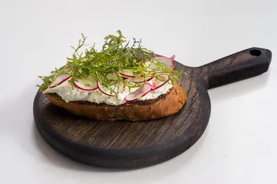 Дачный тост с редиской и зеленью