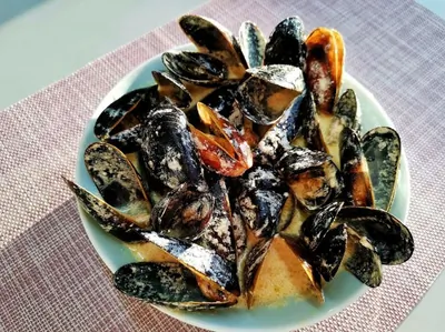 Мидии в чесночно-сливочном соусе с лимонным соком